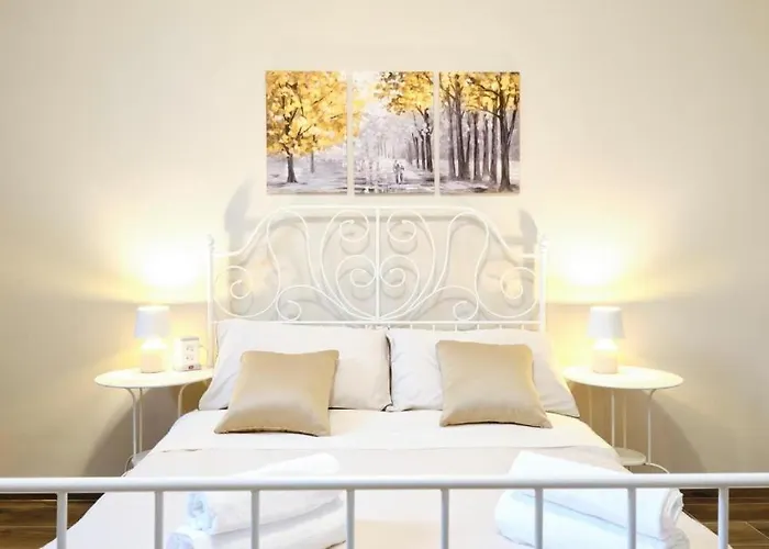Elegant 2Br Apt Balcony, Ac, Near Colosseum