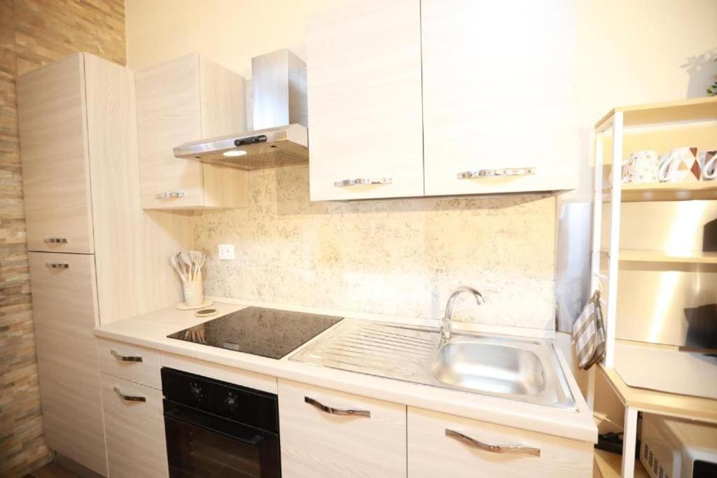 Elegant 2br Balcony, Ac, Near Colosseum