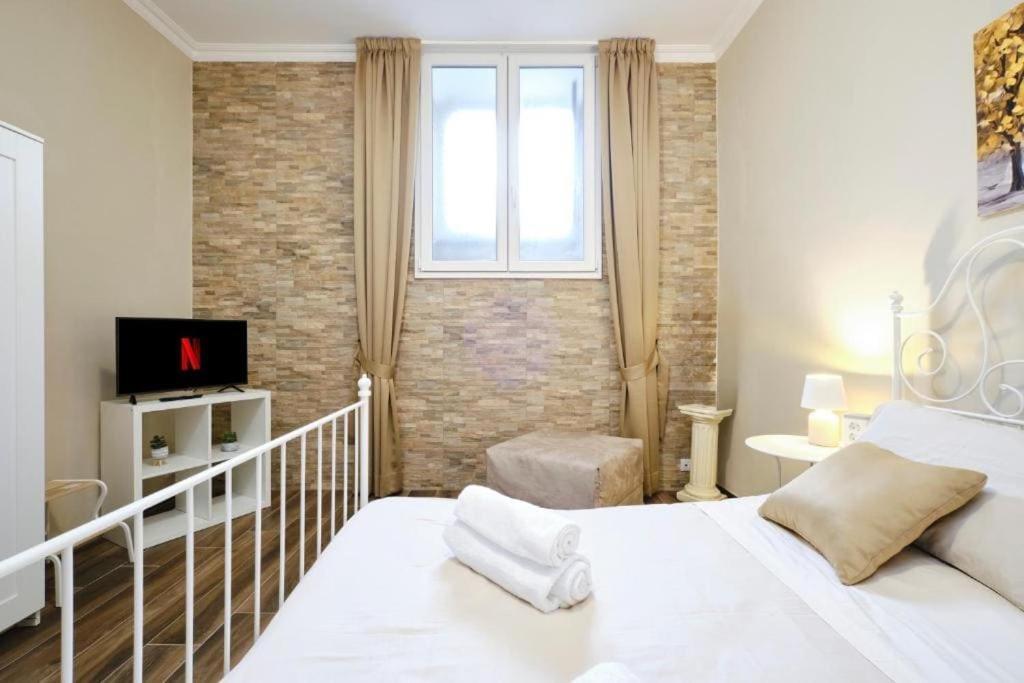 Elegant 2br Balcony, Ac, Near Colosseum