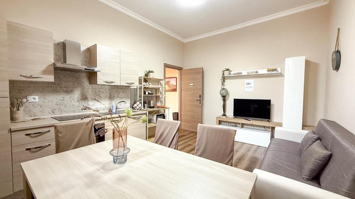 Appartamento Elegant 2br Balcony, Ac, Near Colosseum Roma
