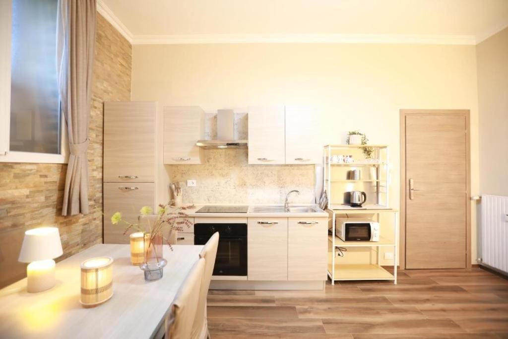 Elegant 2br Balcony, Ac, Near Colosseum