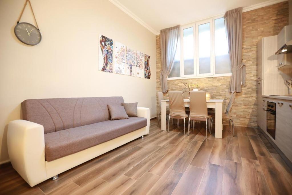 Elegant 2br Balcony, Ac, Near Colosseum Appartamento